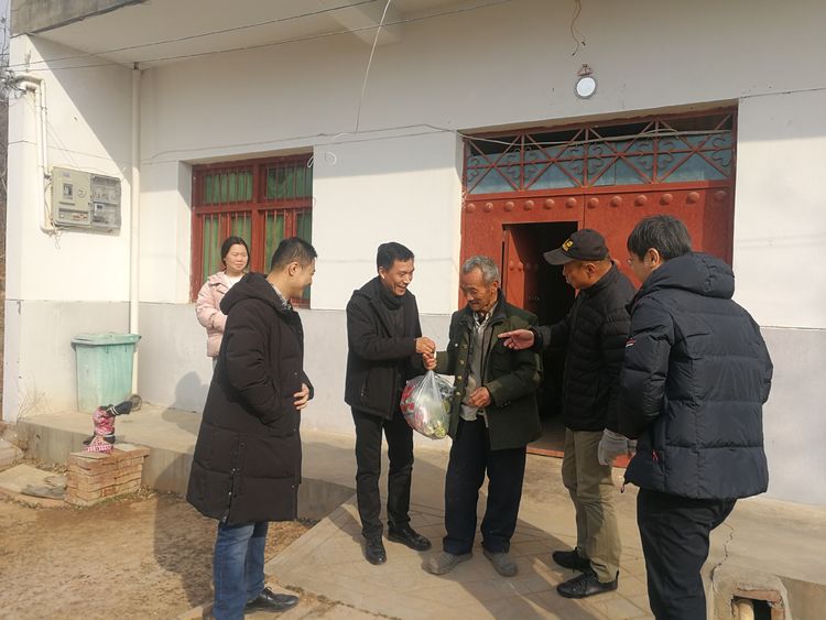 回村回访看变动 共叙交谊话未来